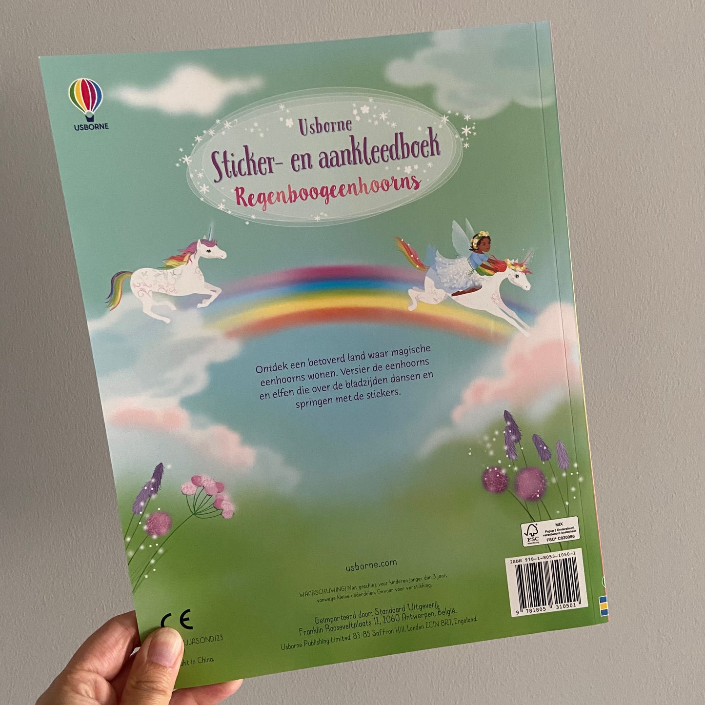 Usborne sticker- en aankleedboek regenboogunicorns