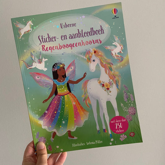 Usborne sticker- en aankleedboek regenboogunicorns